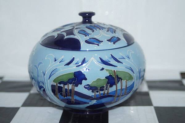 Moorcroft vase royal arrival at windsor castle nicola slaney 12.5cm unboxed 2013