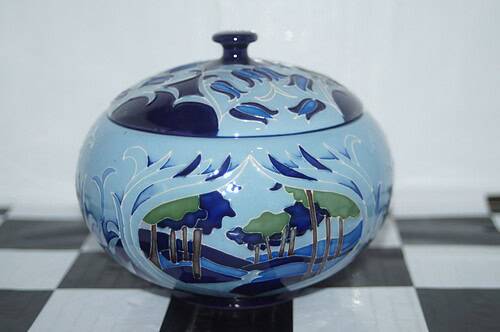 Moorcroft vase royal arrival at windsor castle nicola slaney 12.5cm unboxed 2013