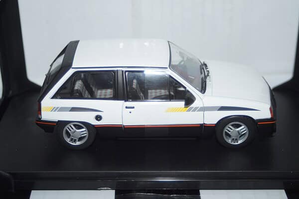 Whitebox opel / vauxhall corsa a sr 1985 white 1:24 wb124239-o