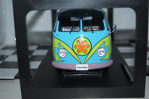 Solido volkswagen kool kombi 2024 ghost hunter with trailer 1:18 s1810904