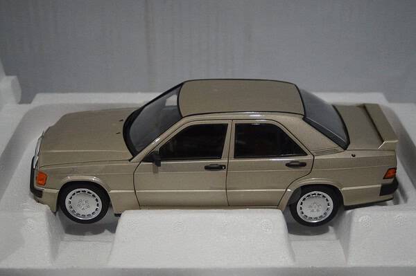Norev mercedes benz 190e 2.3 1984 smoke silver metallic 1:18 ref 183831