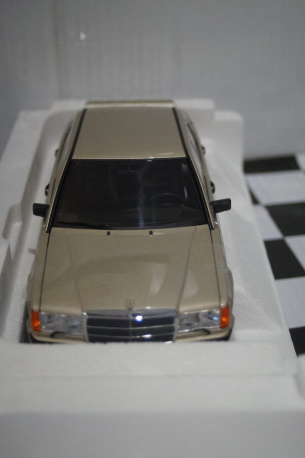 Norev mercedes benz 190e 2.3 1984 smoke silver metallic 1:18 ref 183831