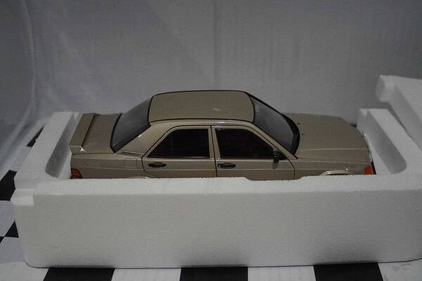 Norev mercedes benz 190e 2.3 1984 smoke silver metallic 1:18 ref 183831