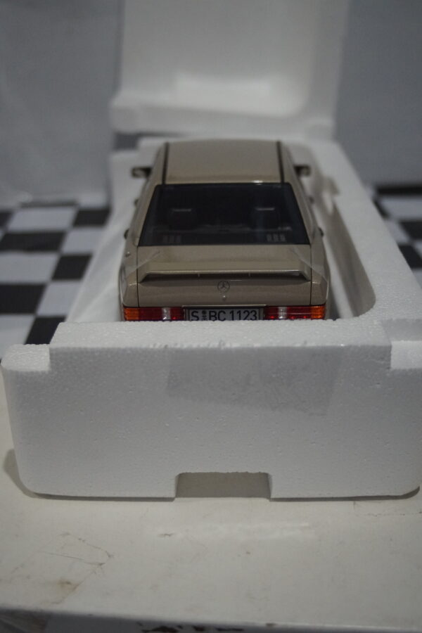 Norev mercedes benz 190e 2.3 1984 smoke silver metallic 1:18 ref 183831