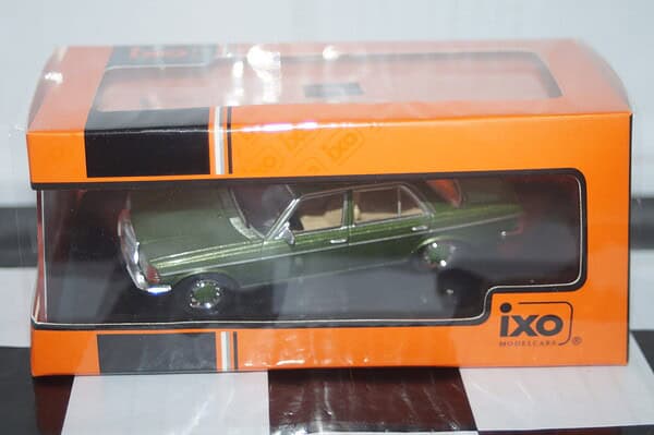 Ixo mercedes-benz 240d (w123) green 1976 clc587n 1:43