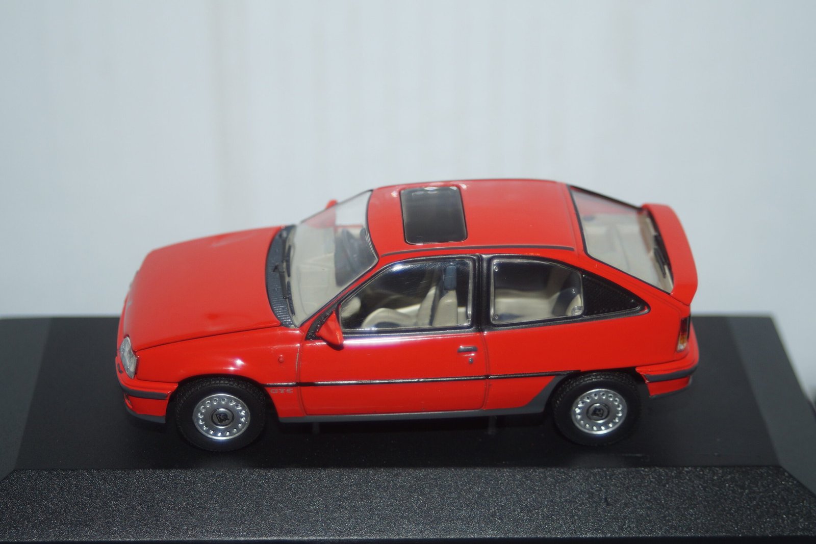 Vanguards vauxhall astra gte 16v carmine red va13208 1:43