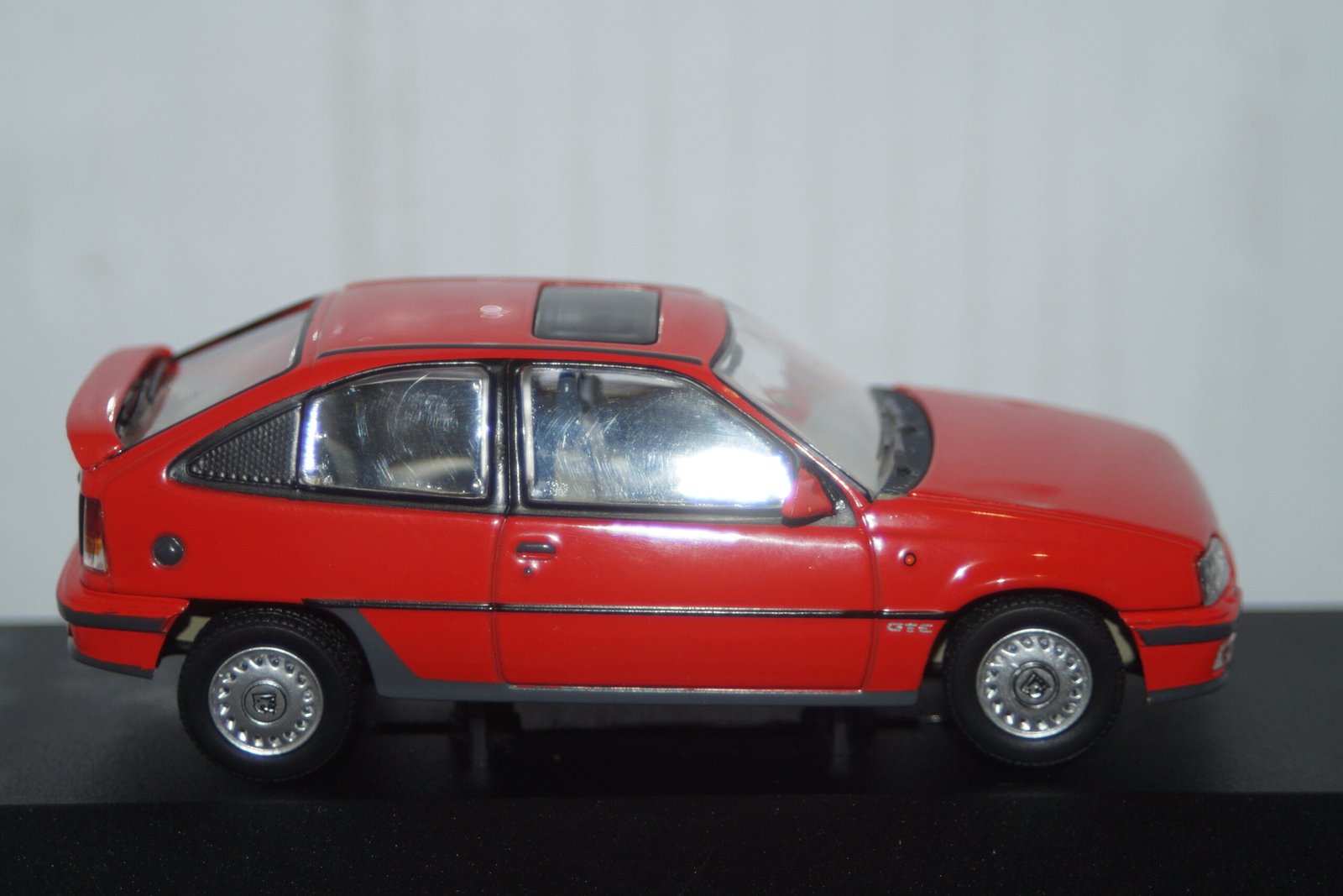 Vanguards vauxhall astra gte 16v carmine red va13208 1:43