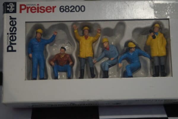 Preiser hand painted figures of workmen  68200 1:50