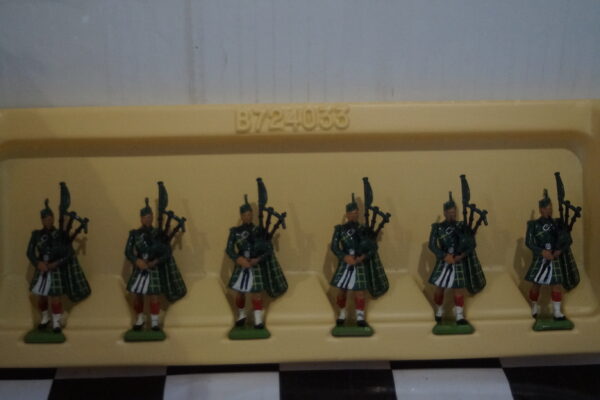 Britains british regiments black watch officer piper and 4 men metal models ref 7237