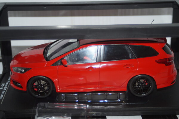 Ixo modelcars ford focus st estate 2015 race red 1:18 mcg18466