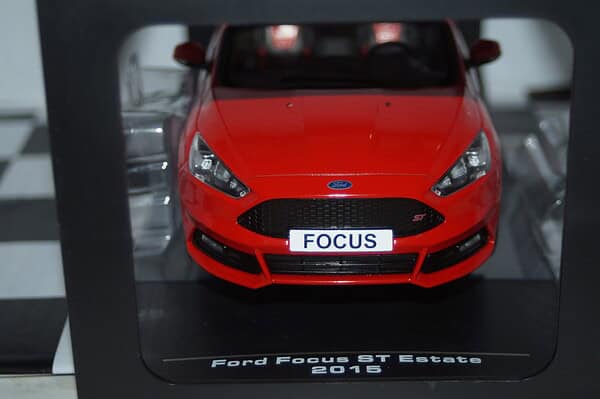 Ixo modelcars ford focus st estate 2015 race red 1:18 mcg18466