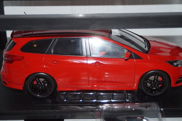 Ixo modelcars ford focus st estate 2015 race red 1:18 mcg18466