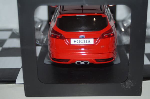 Ixo modelcars ford focus st estate 2015 race red 1:18 mcg18466