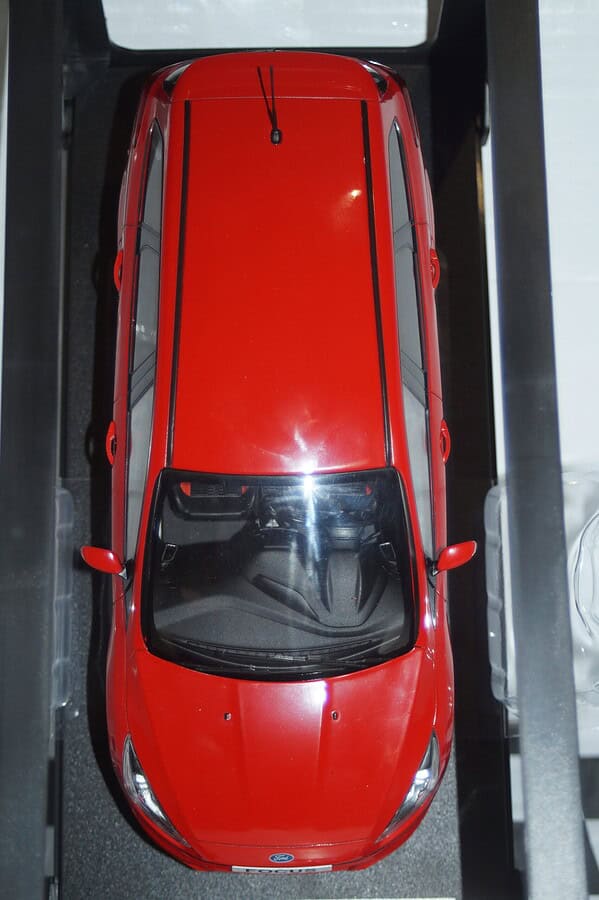 Ixo modelcars ford focus st estate 2015 race red 1:18 mcg18466