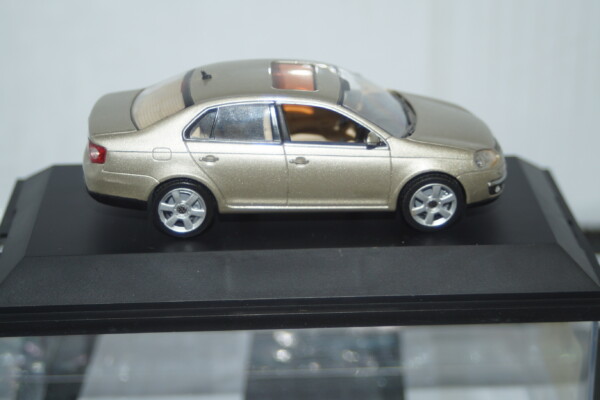 Schuco vw jetta metallic beige 1:43 scale diecast ref 04731