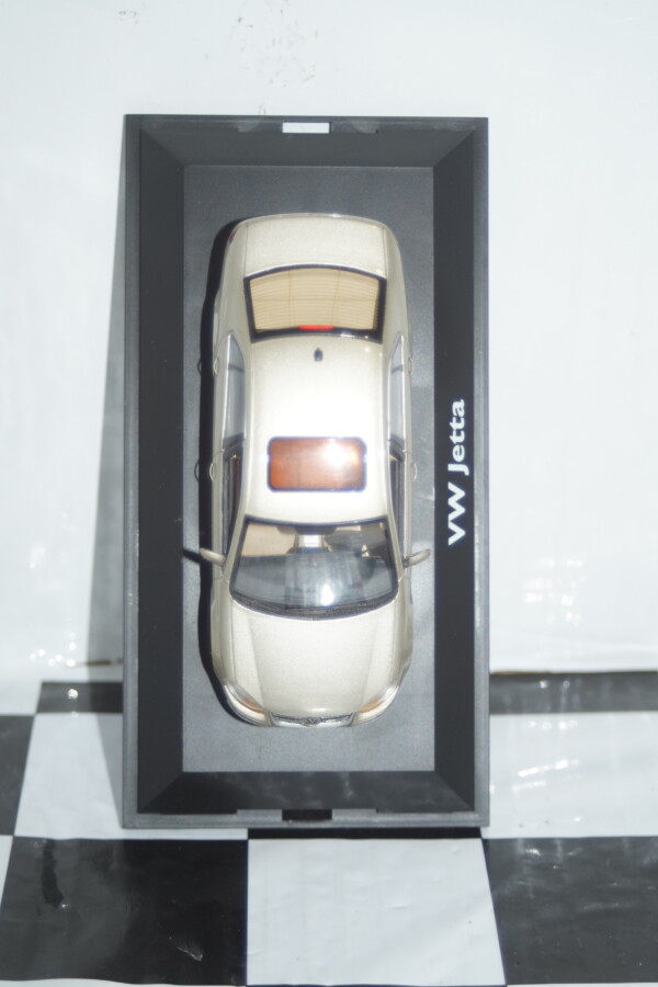 Schuco vw jetta metallic beige 1:43 scale diecast ref 04731