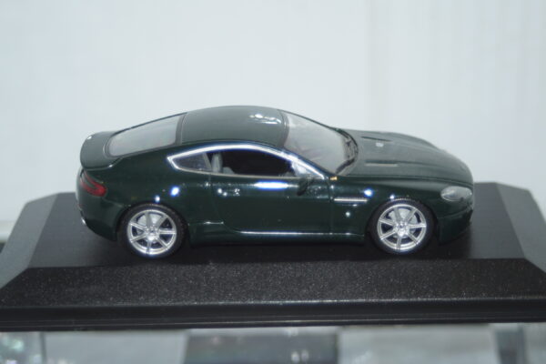 Minichamps aston martin v8 vantage 2005 in green 1:43 400 137424