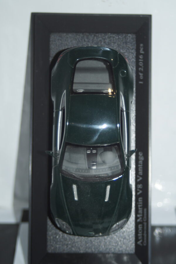 Minichamps aston martin v8 vantage 2005 in green 1:43 400 137424