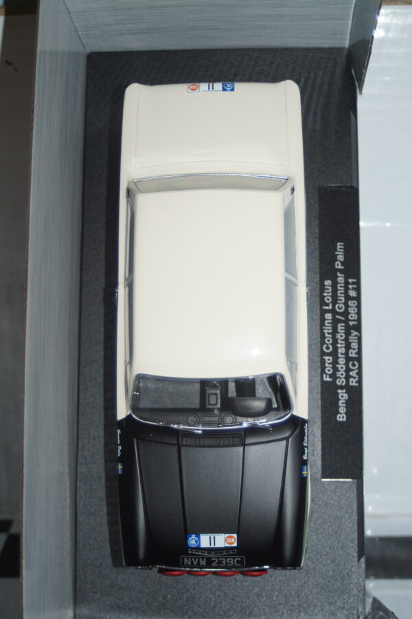 Model car group ford cortina (lotus) rac rally 1966 in white #11 ref mcg18435r in 1:18th