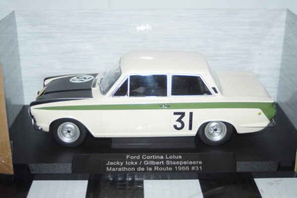 Model car group vauxhall cavalier sri 1981 in white ref mcg18582 1:18th