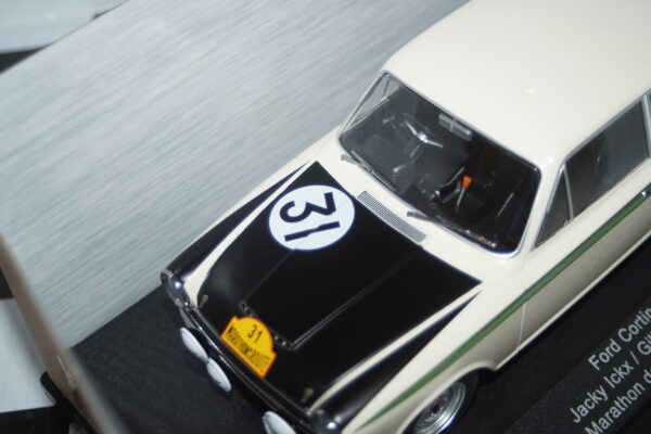 Model car group vauxhall cavalier sri 1981 in white ref mcg18582 1:18th