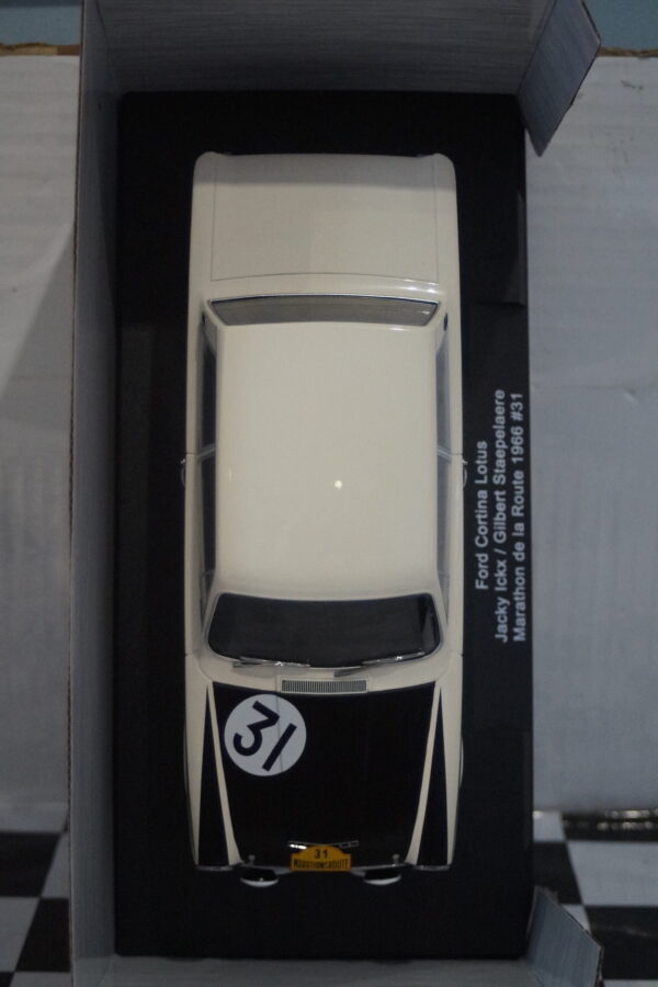 Model car group vauxhall cavalier sri 1981 in white ref mcg18582 1:18th