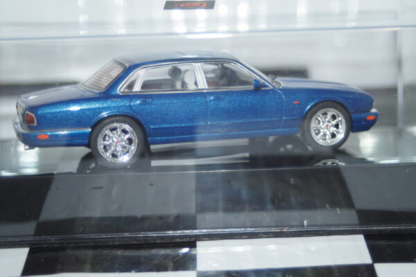 Ixo jaguar xj8 (x308) in blue diecast 1:43 clc588n.22
