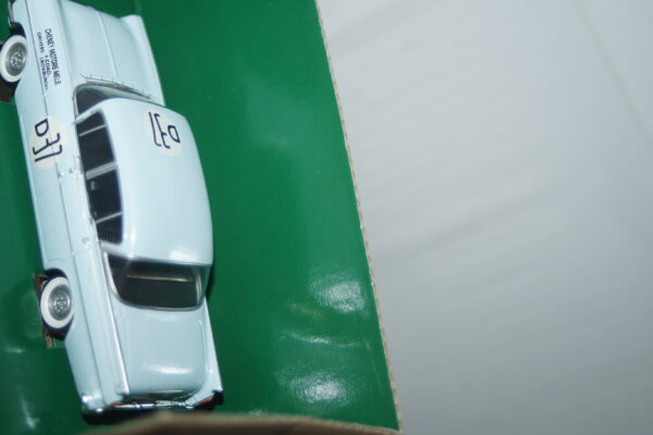 Vanguards vauxhall cresta phillip island 1960 f.coad 1/43 diecast va06405