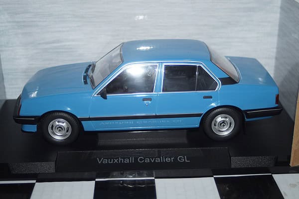 Model car group vauxhall cavalier gl 1981 rhd in blue mcg18648 1:18th