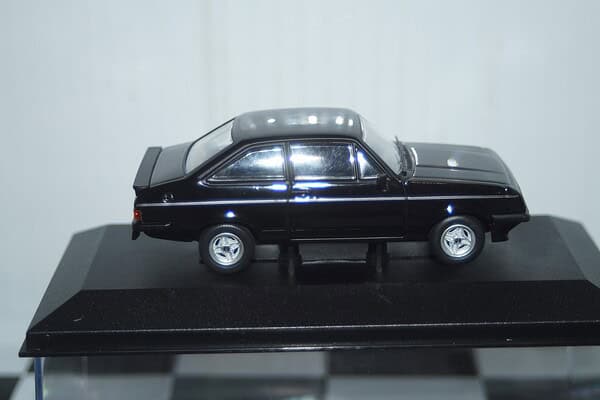 Vanguards ford escort mk2 rs2000 black 1/43 ref va14906