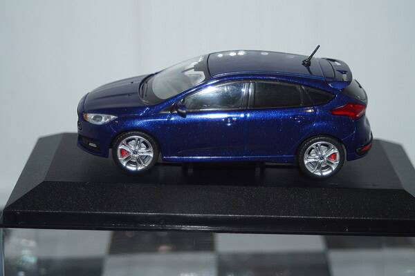 Vanguards ford focus mk3 st blue 1/43 ref va15307