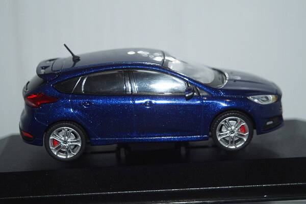 Vanguards ford focus mk3 st blue 1/43 ref va15307