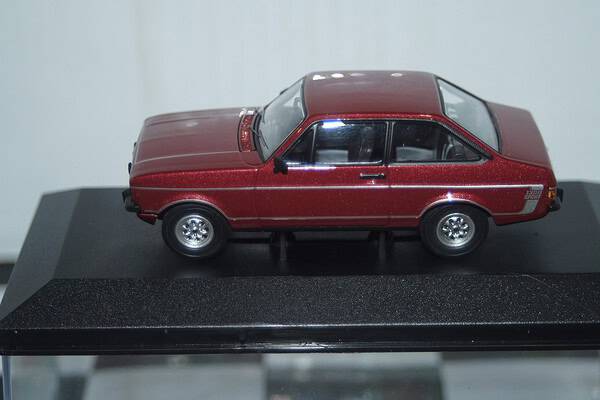 Vanguards ford escort mk2 1300 sport red 1/43 ref va12623