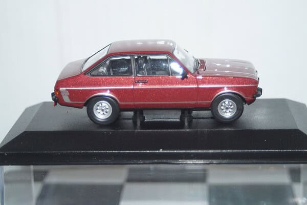 Vanguards ford escort mk2 1300 sport red 1/43 ref va12623