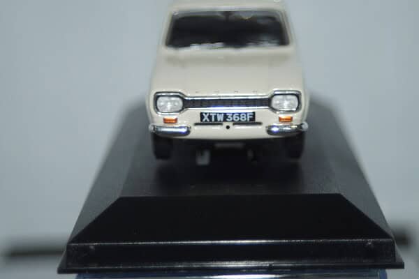 Vanguards ford escort mk1 twin-cam white 1/43 ref va09532