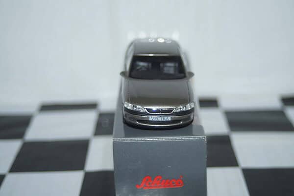Schuco vauxhall / opel vectra estate blue in dealer box @ 1:43 scale