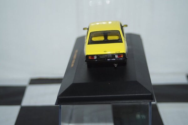 Ixo opel kadett gt/e 1977 yellow/black diecast 1:43 clc065
