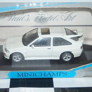 Minichamps ford escort cosworth in white 1:43 min 082101
