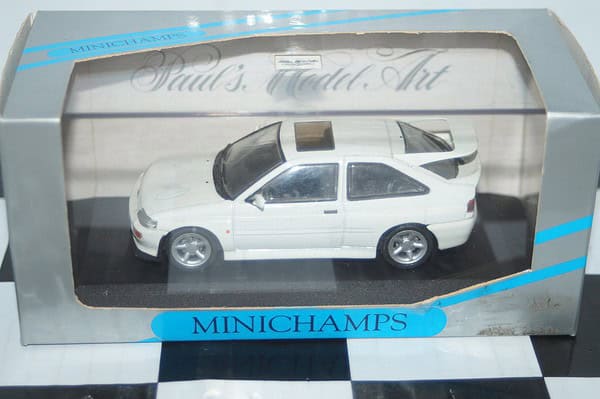 Minichamps ford escort cosworth in white 1:43 min 082101