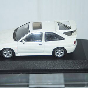 Minichamps ford escort cosworth in white 1:43 min 082101