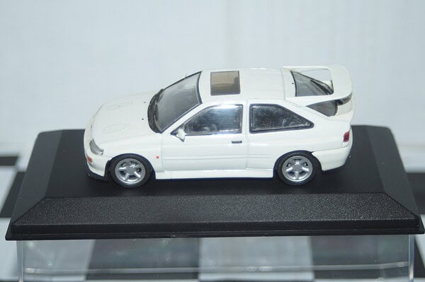 Minichamps ford escort cosworth in white 1:43 min 082101
