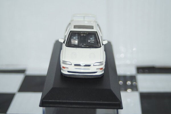 Minichamps ford escort cosworth in white 1:43 min 082101