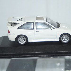 Minichamps ford escort cosworth in white 1:43 min 082101
