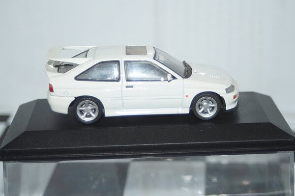 Minichamps ford escort cosworth in white 1:43 min 082101