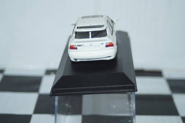 Minichamps ford escort cosworth in white 1:43 min 082101