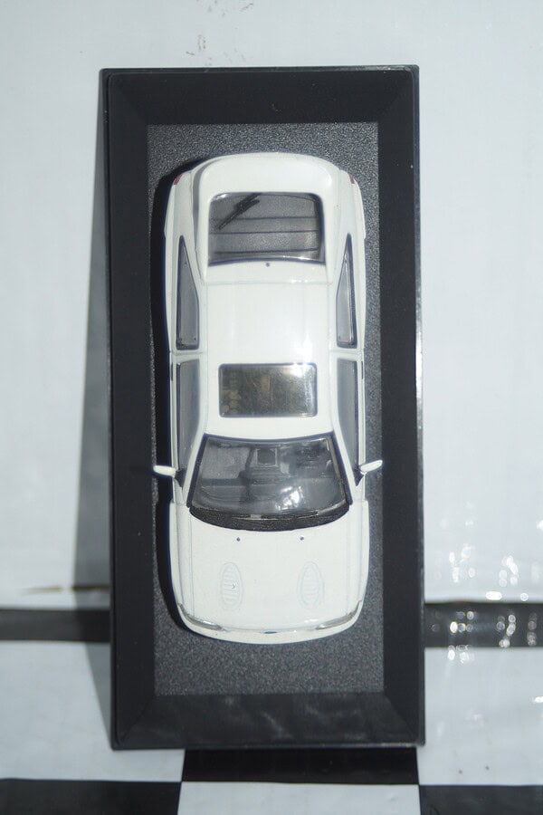 Minichamps ford escort cosworth in white 1:43 min 082101