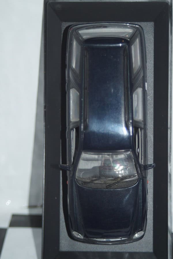 Minichamps ford scorpio estate 1995 blue / grey 430 084011 1:43