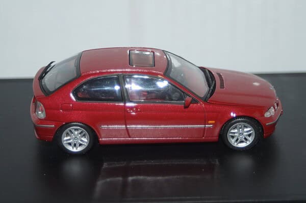 Minichamps bmw 325ti compact in red 1:43 ref 80 42 0 024 437