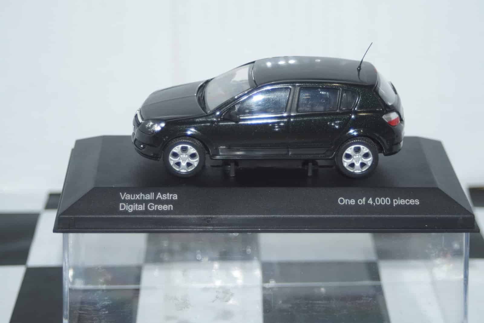 Vanguards vauxhall astra green va09401 1:43 scale