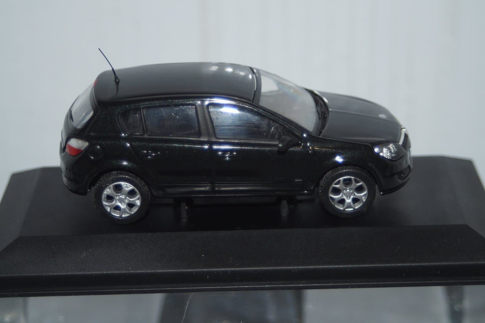 Vanguards vauxhall astra green va09401 1:43 scale